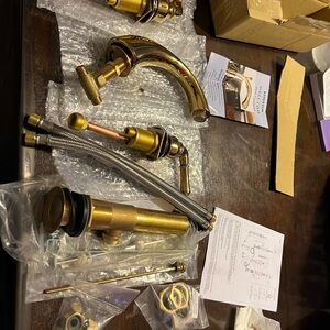 NWT Bathroom Faucet with Brass Pop-Up, Polished Brass Magellan KB962B